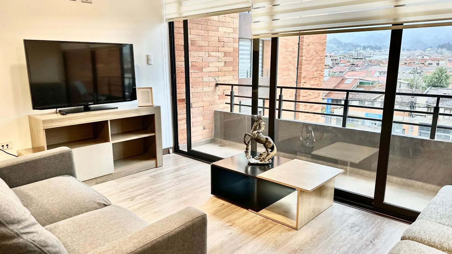 Hermoso Departamento Con Vista A Las Montanas Cuenca Apartment